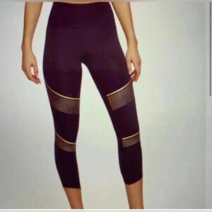 Under Armour Breathelux Metallic Crop Size M